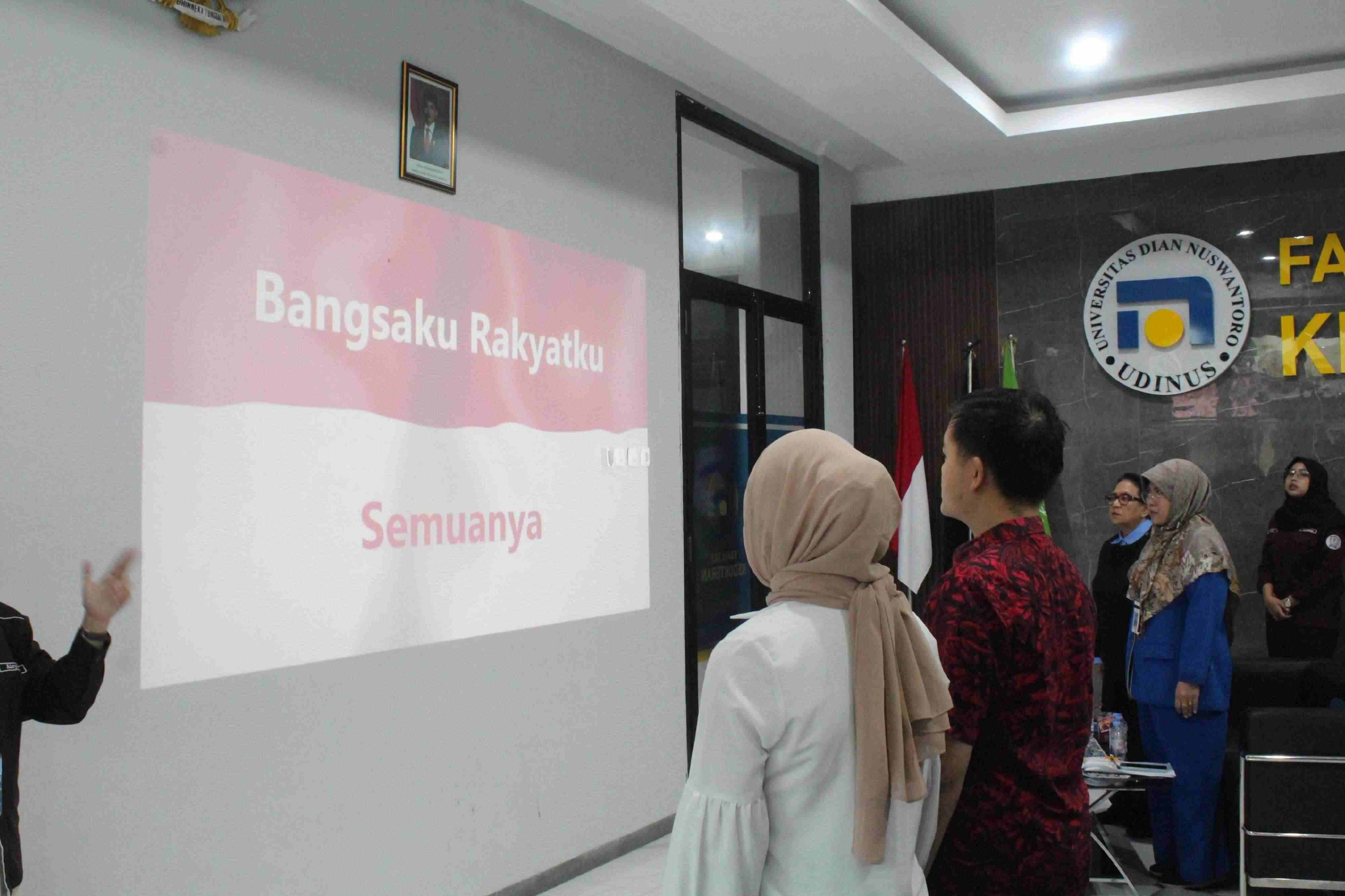 Menyanyikan Lagu Indonesia Raya & Hymne Udinus 